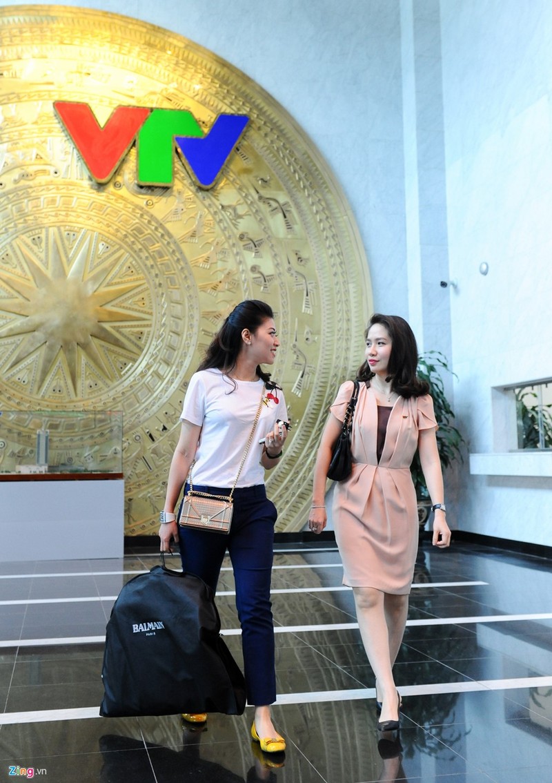 Tan muc ngay lam viec 12 tieng cua BTV Ngoc Trinh-Hinh-2